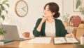 育児中の残業時間と勤務予定を確認する母親