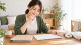 妊娠・出産・育児による失業手当の受給期間延長を確認する母親
